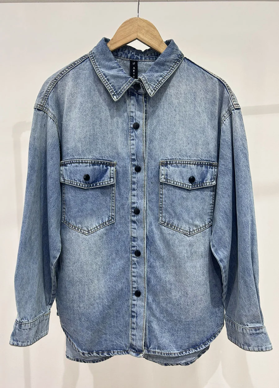 Camisa denim con broche 
