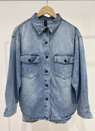 Camisa denim con broche  - Vista 5