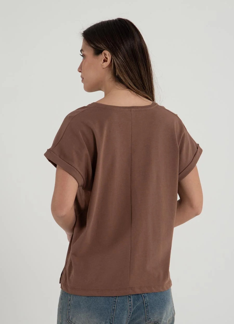 Remera escote V con dobladillo 