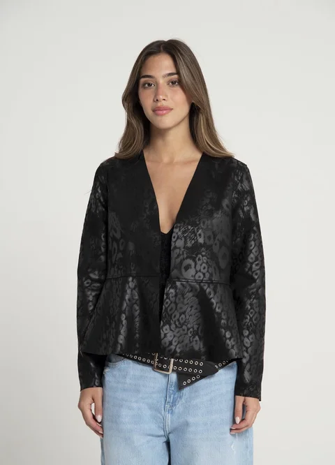 Chaqueta eco cuero print con volado 