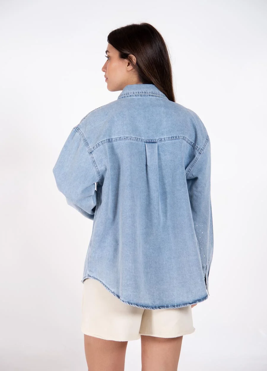 Camisa denim con strass en hombro y manga 