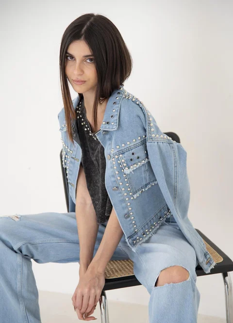 Campera denim full tachas desflecada