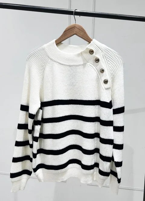 Sweater rayado con botones dorados 