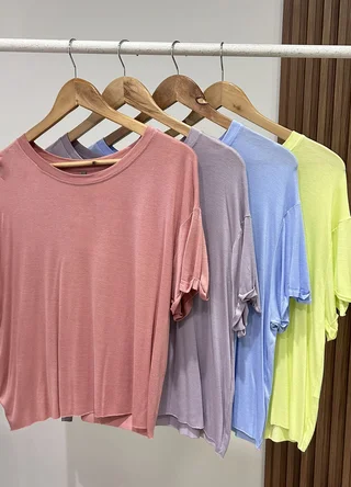 Remera con dobladillo viscosa  - Vista 5