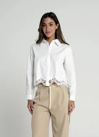 Camisa m/l con aplique en ruedo  - Vista 2