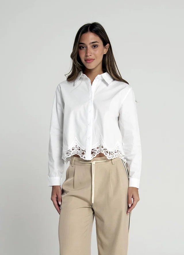 Camisa m/l con aplique en ruedo 