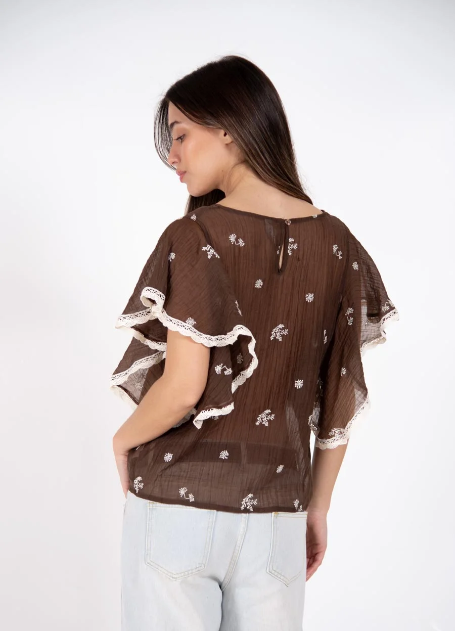 Blusa sedita bordada con volado en hombro