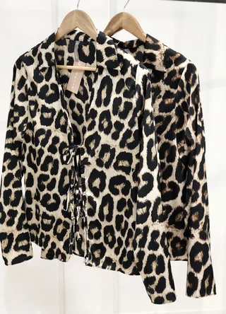 Blusa sedita print con tira para atar - Vista 4