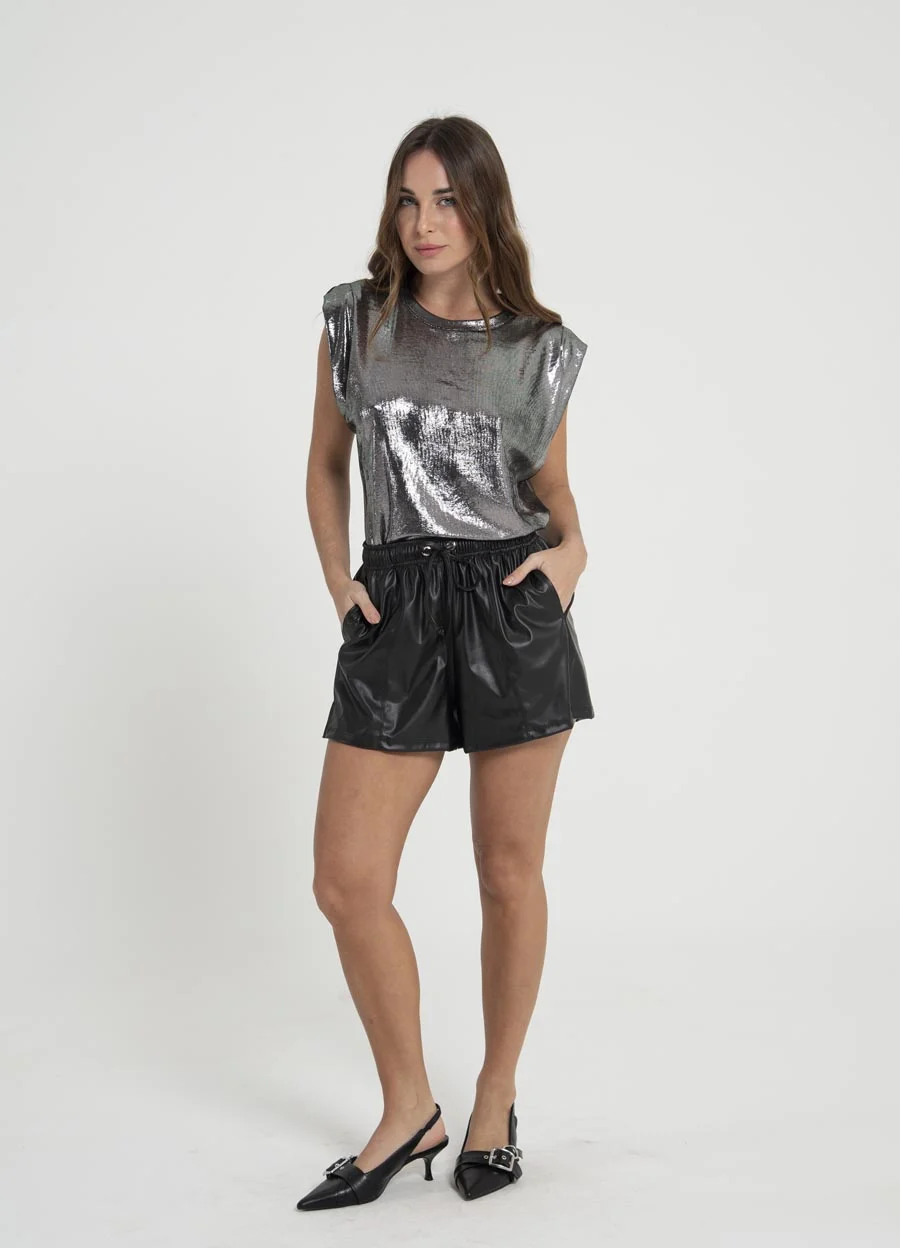 Short eco cuero con recortes