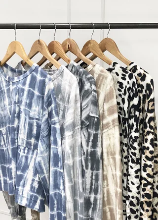 Buzo con bolsillo panal estampado - Vista 4