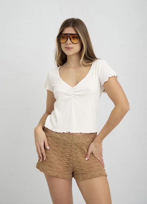 Remera desagujada con frunce