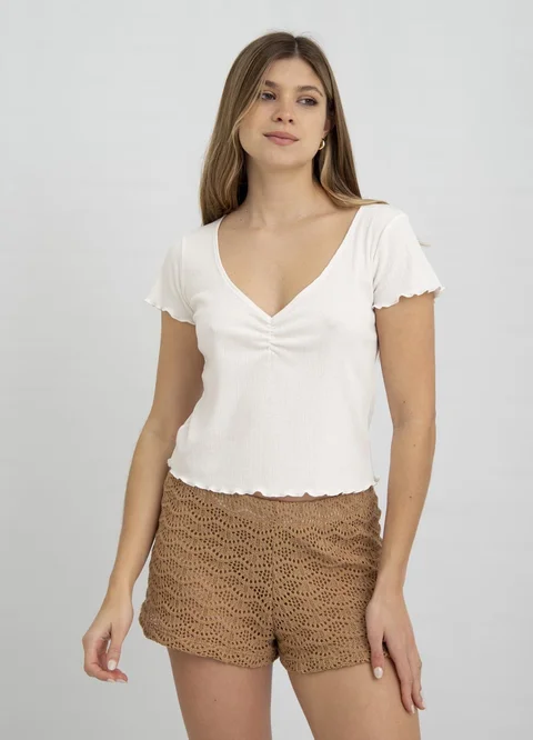 Remera desagujada con frunce