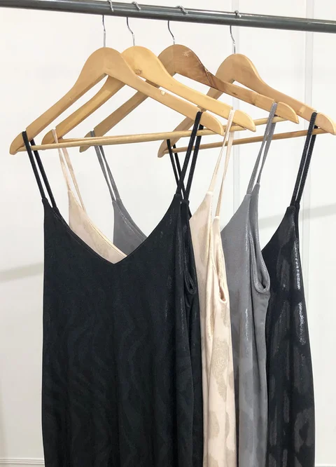 Vestido corto bretel fino print metalizado