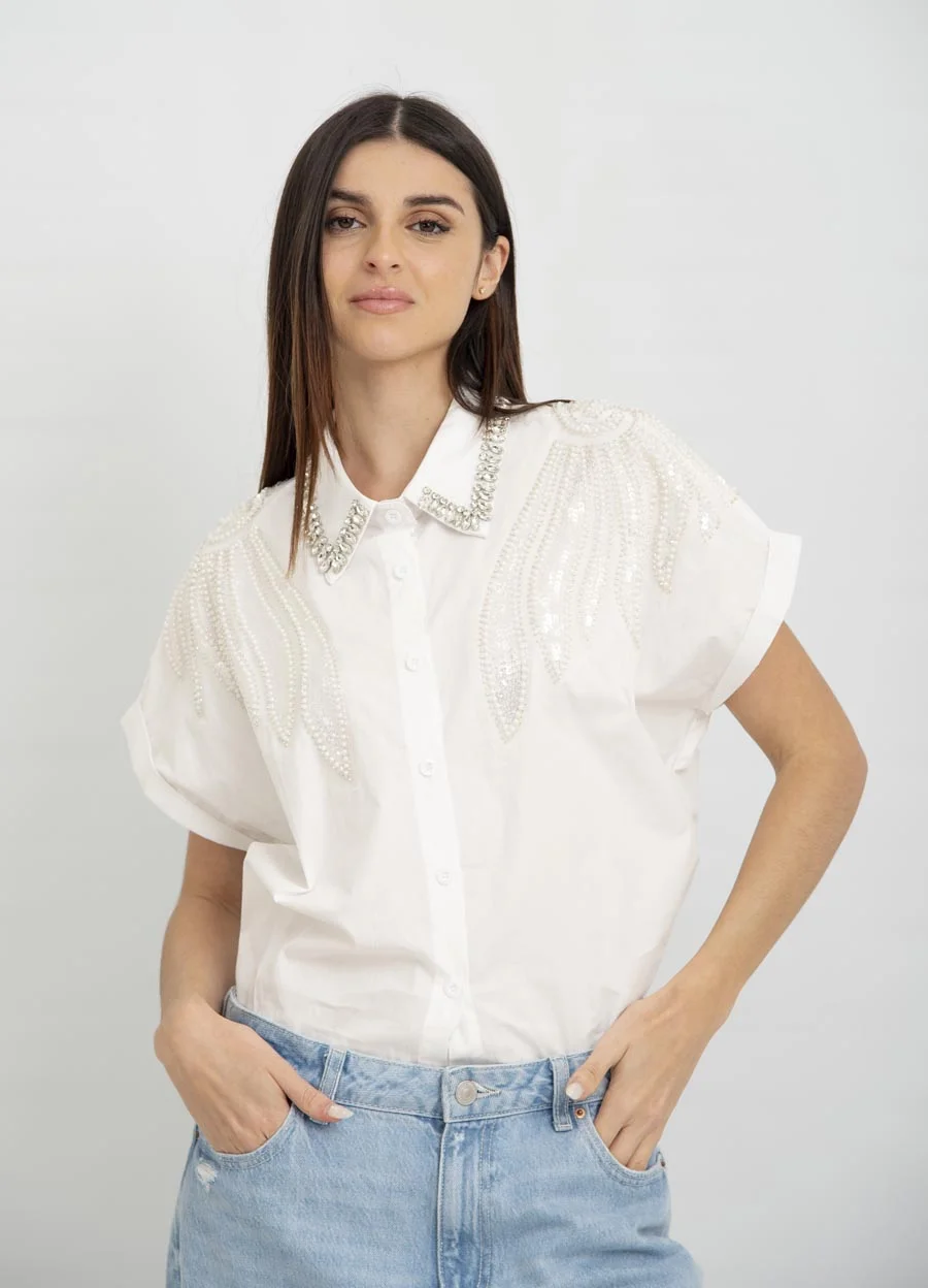 Camisa  manga corta bordada con piedras en hombro