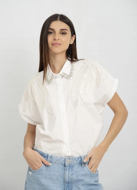 Camisa  manga corta bordada con piedras en hombro