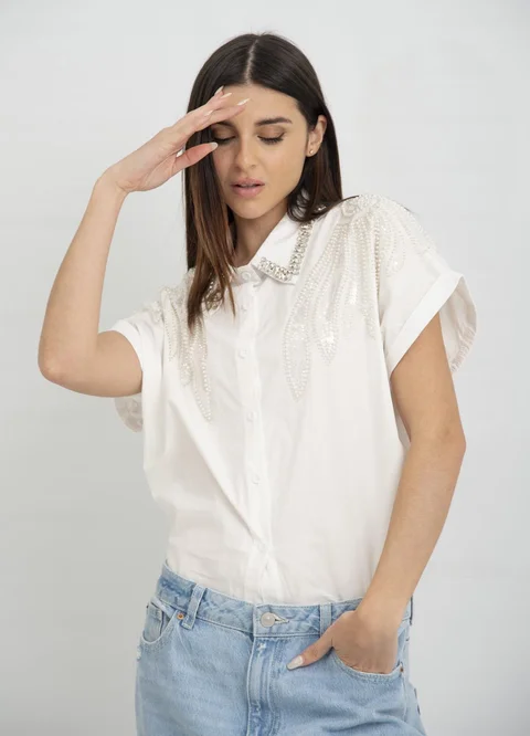 Camisa  manga corta bordada con piedras en hombro