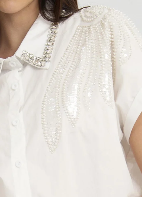 Camisa  manga corta bordada con piedras en hombro