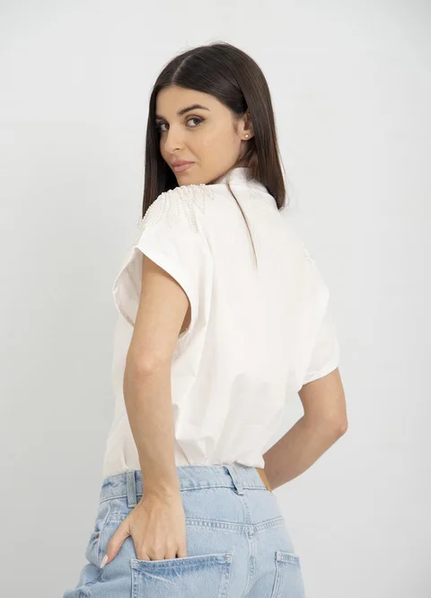Camisa  manga corta bordada con piedras en hombro