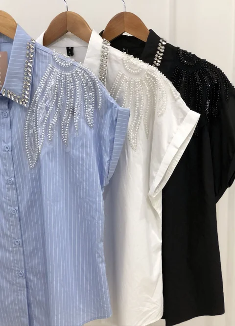 Camisa  manga corta bordada con piedras en hombro