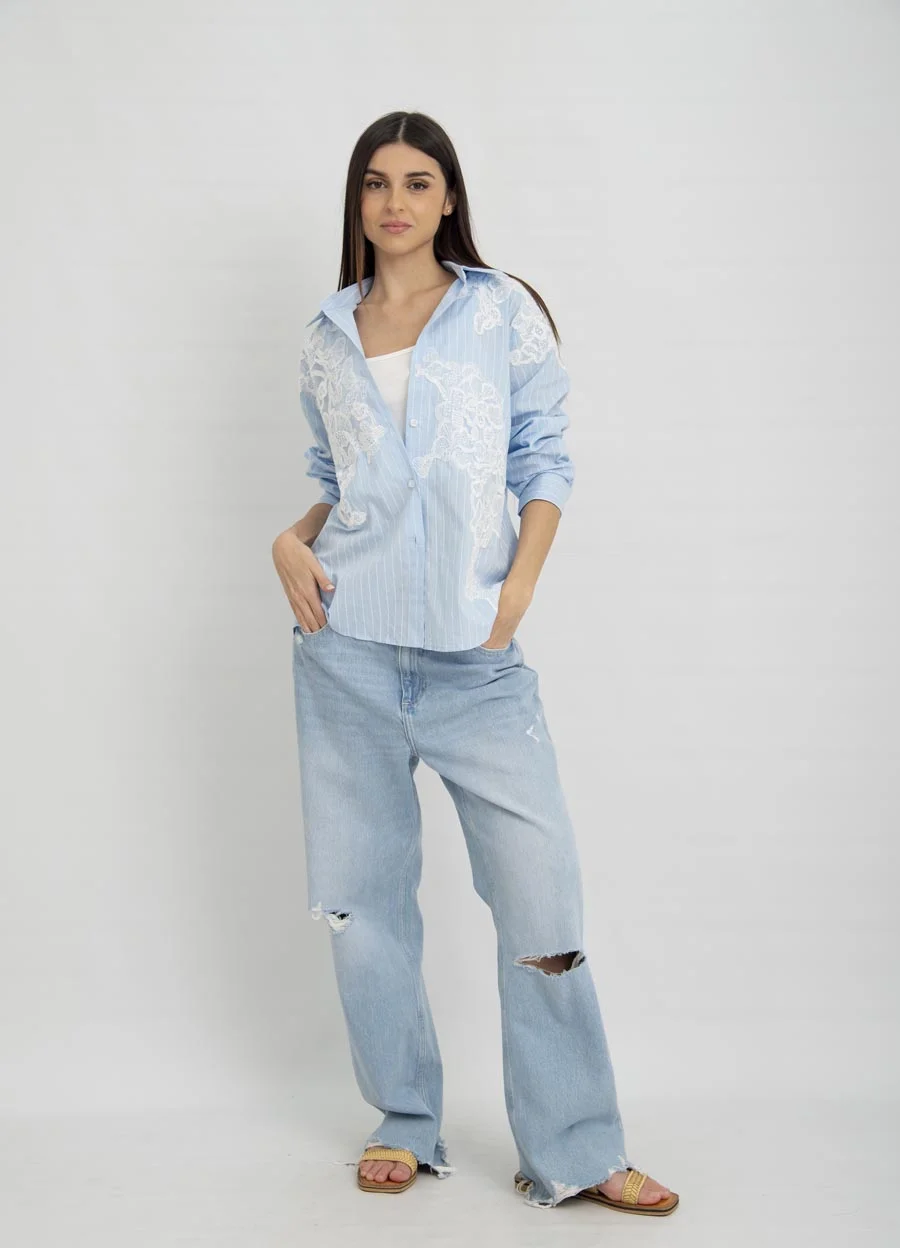 Camisa rayada con aplique