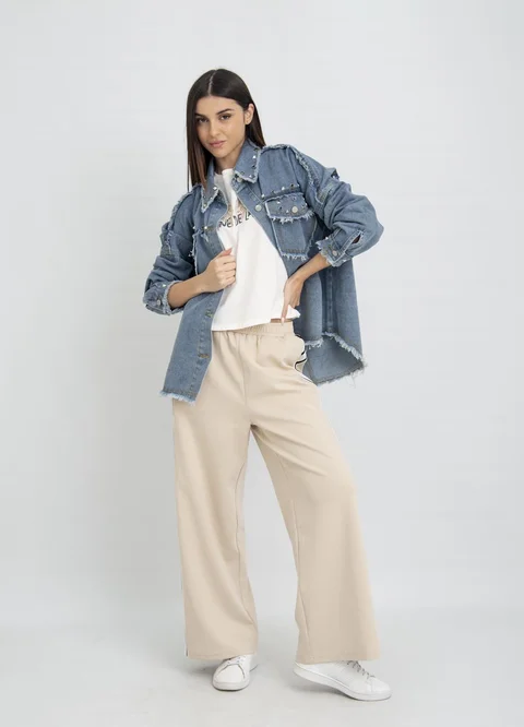 Chaqueta denim over desflecada con tachas