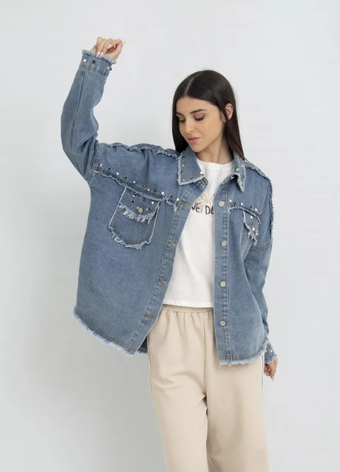 Chaqueta denim over desflecada con tachas