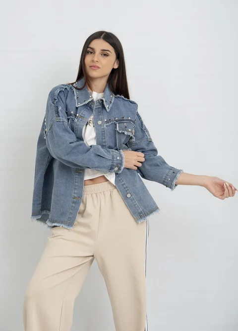 Chaqueta denim over desflecada con tachas