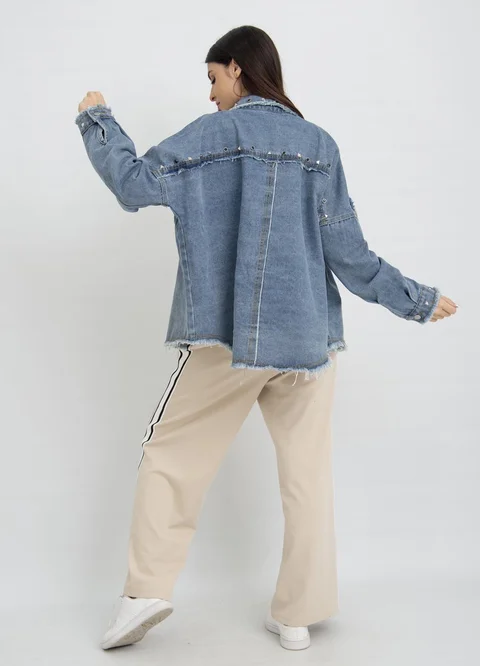 Chaqueta denim over desflecada con tachas