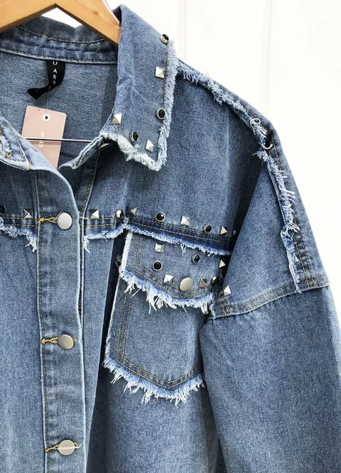 Chaqueta denim over desflecada con tachas