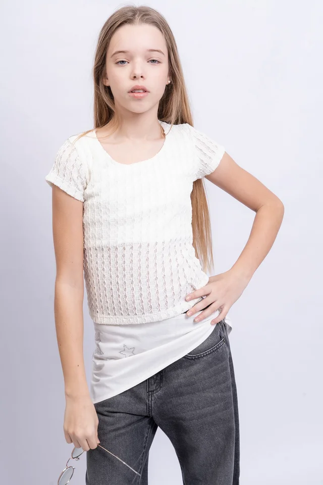Remera M/C En Tejido Desagujado Con Espalda Con Recorte