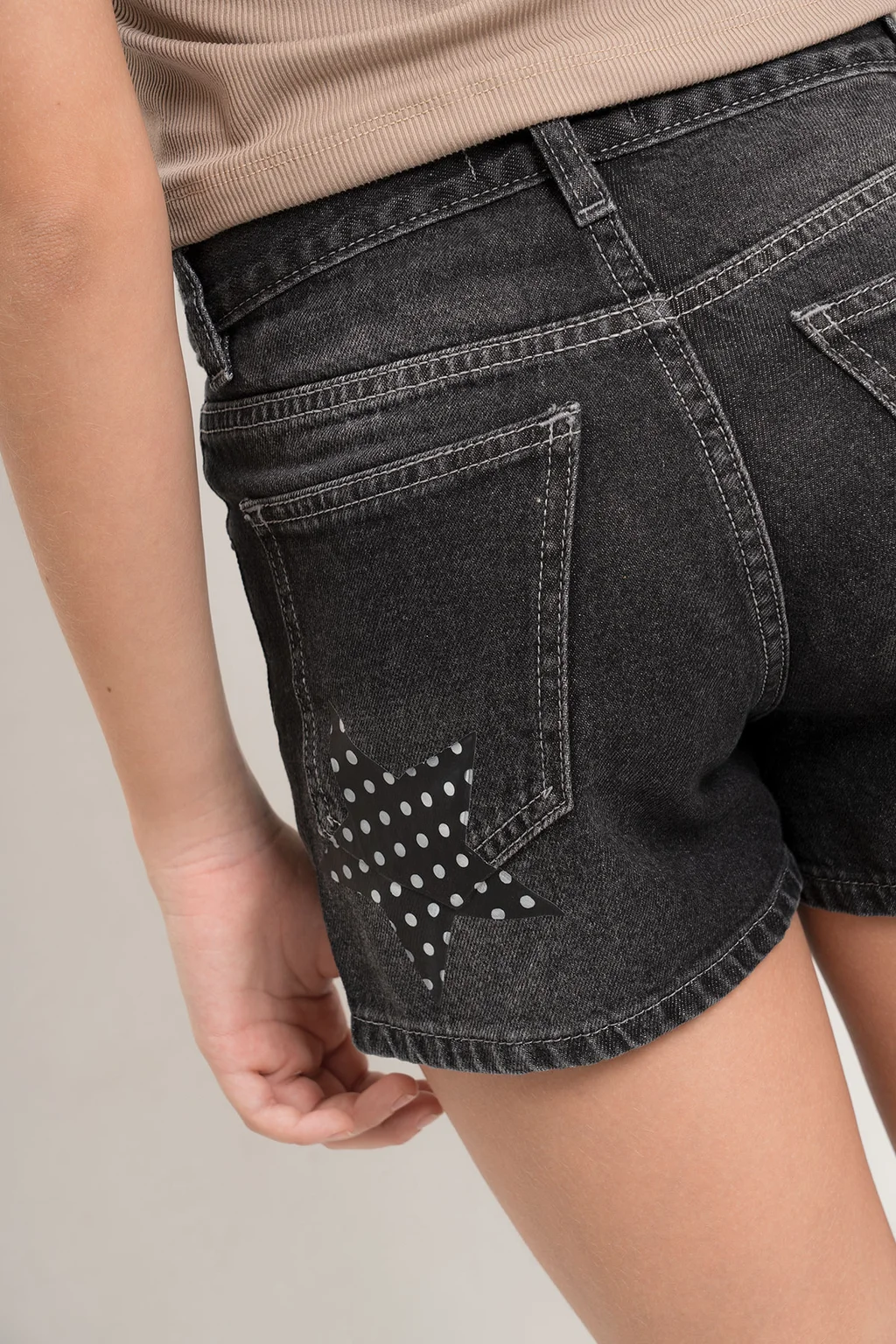 Short Nuba Black Con Estrella Y Tachas