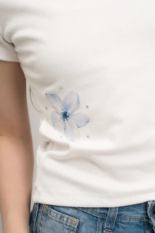 Remera Lucy En Morley Con Flores Y Stras Aplicados - Vista 4