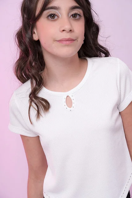 Remera  En Pico con strass en lagrima  y ruedo