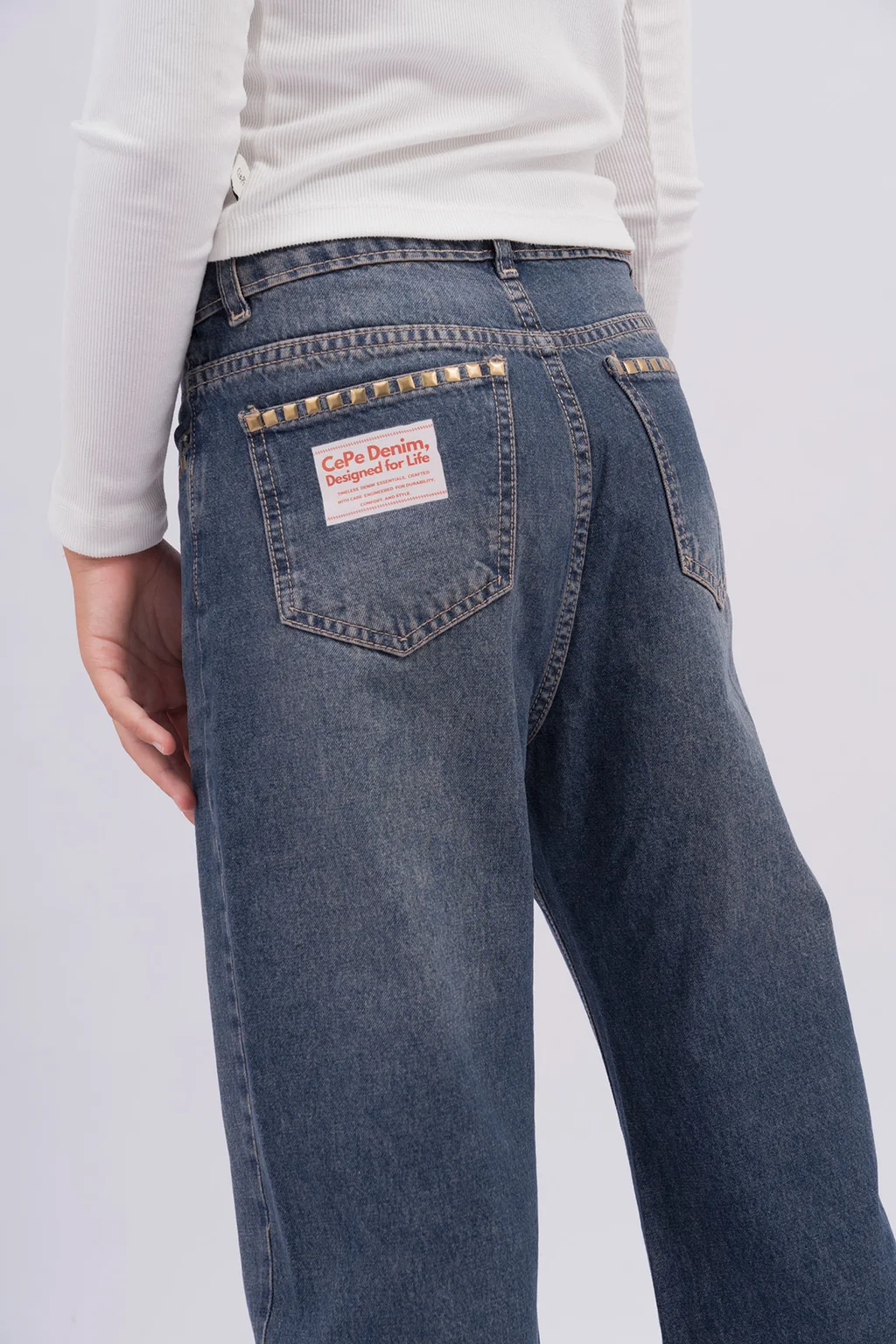 Jeans Wide Leg En Tono Vintage Matizado, Con Detalles De Tachas En Los Bolsillos