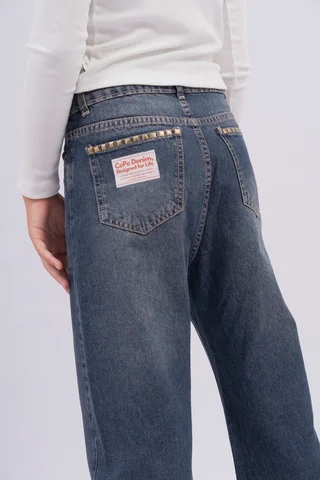 Jeans Wide Leg En Tono Vintage Matizado, Con Detalles De Tachas En Los Bolsillos - Vista 2