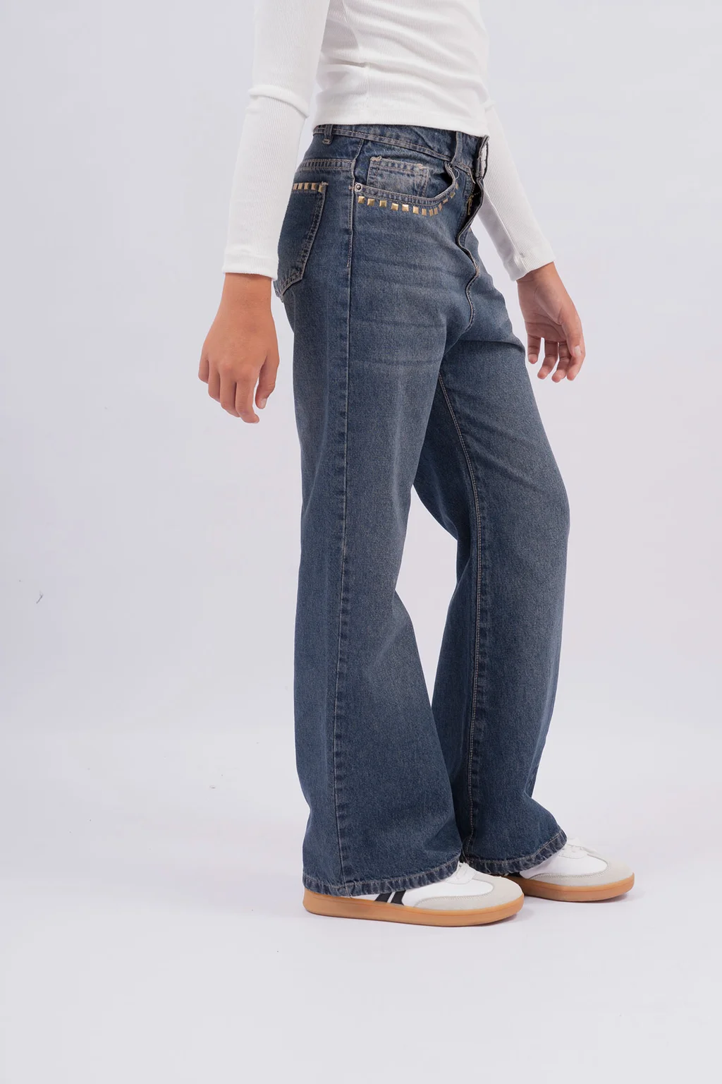 Jeans Wide Leg En Tono Vintage Matizado, Con Detalles De Tachas En Los Bolsillos