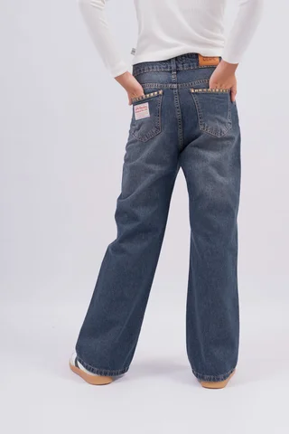 Jeans Wide Leg En Tono Vintage Matizado, Con Detalles De Tachas En Los Bolsillos - Vista 4
