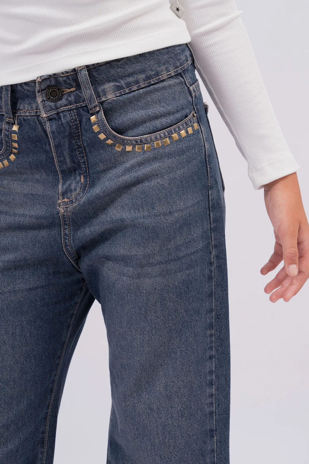 Jeans Wide Leg En Tono Vintage Matizado, Con Detalles De Tachas En Los Bolsillos