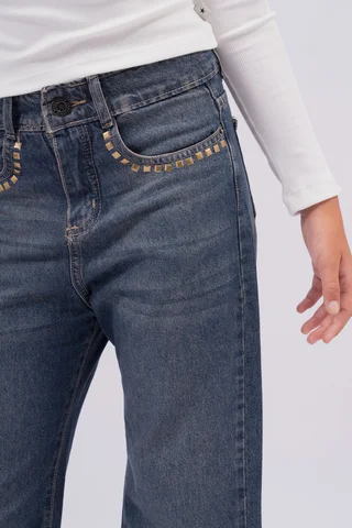 Jeans Wide Leg En Tono Vintage Matizado, Con Detalles De Tachas En Los Bolsillos - Vista 5