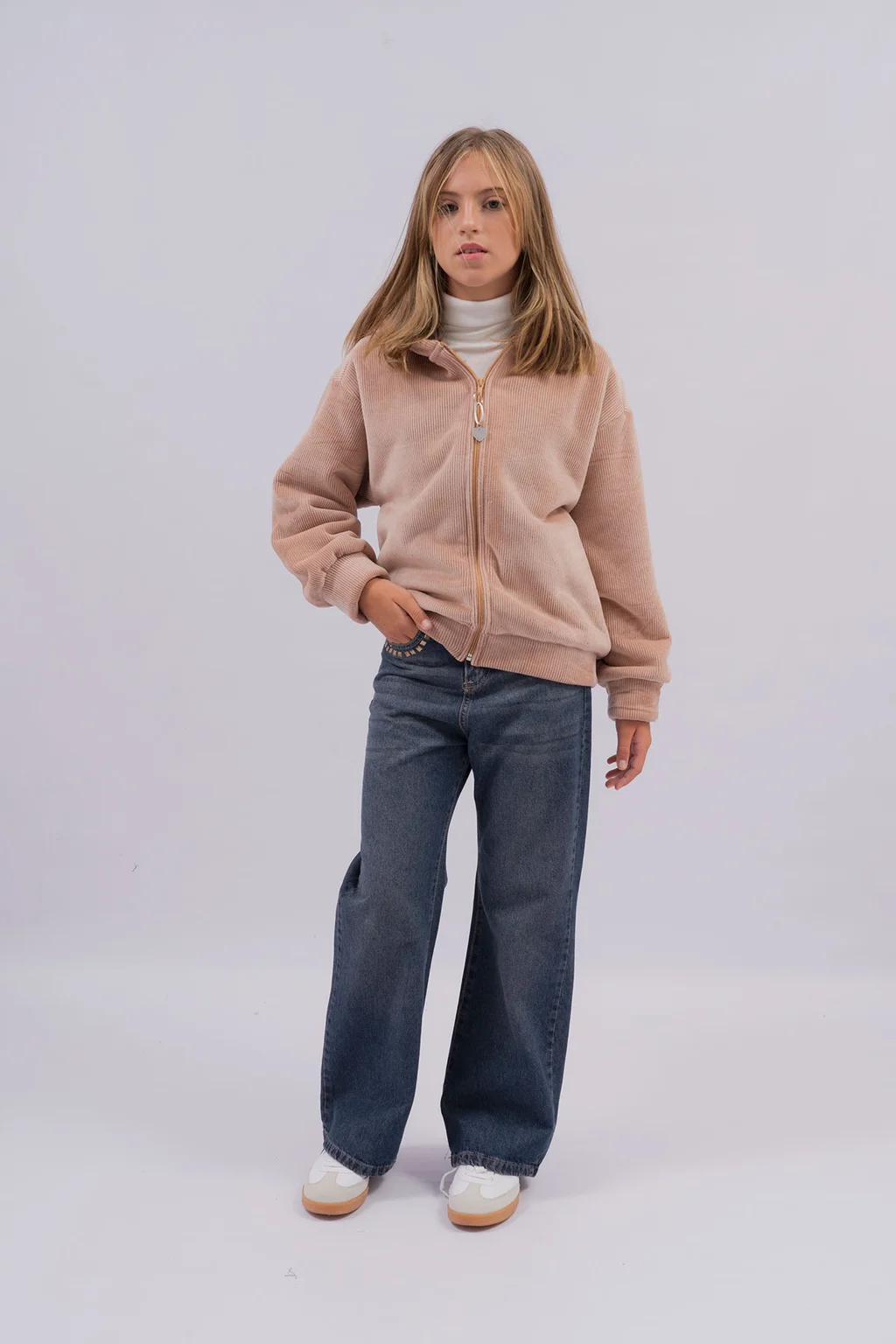 Jeans Wide Leg En Tono Vintage Matizado, Con Detalles De Tachas En Los Bolsillos