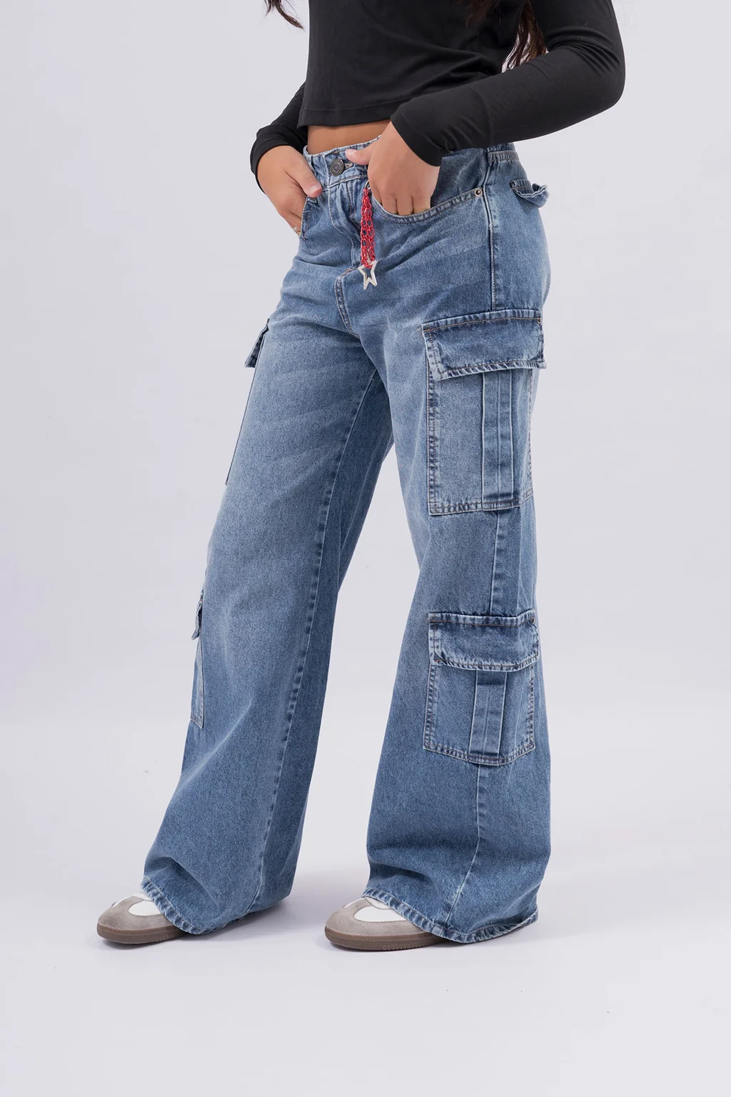 Jeans Cargo(Super Wide Leg )  4 Bolsillos , Detalle Artesanal De Cadena Y Dije E