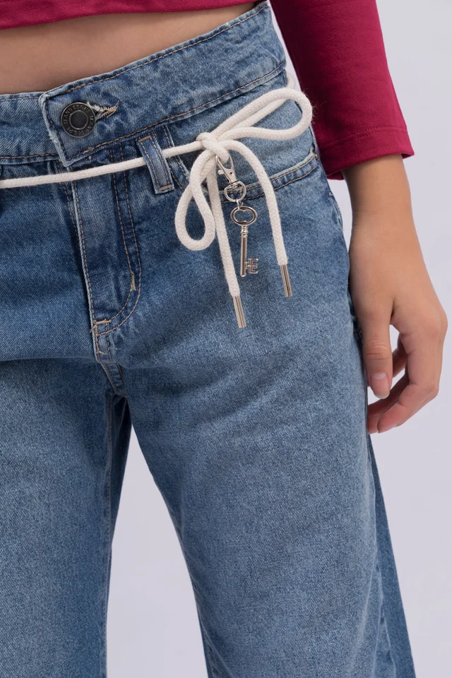 Jeans Wide Leg Con Calce Relajado A La Cadera , Sobreteñido Vintage Y Detalles