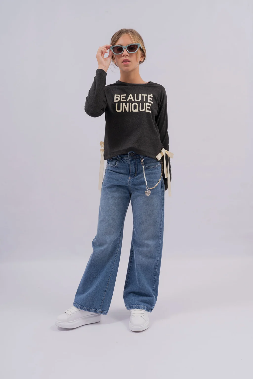 Jeans Wide Leg Azul Con Colgante De Perlas Y Cadena C Dije Corazon - 4