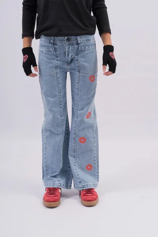 Jeans Corte Recto Con Bolsillos Centrales En Tono Azul Y Besos Aplicados - Vista 2
