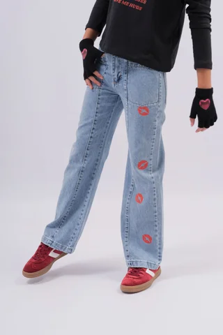 Jeans Corte Recto Con Bolsillos Centrales En Tono Azul Y Besos Aplicados - Vista 3