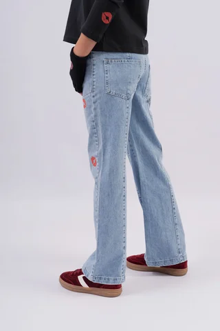 Jeans Corte Recto Con Bolsillos Centrales En Tono Azul Y Besos Aplicados - Vista 4