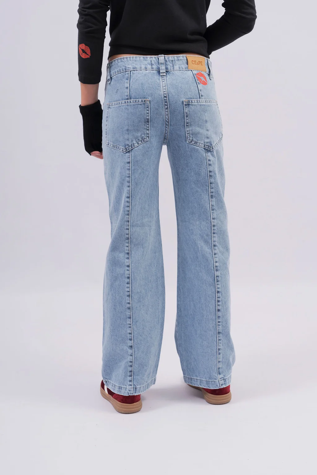 Jeans Corte Recto Con Bolsillos Centrales En Tono Azul Y Besos Aplicados