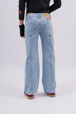 Jeans Corte Recto Con Bolsillos Centrales En Tono Azul Y Besos Aplicados - Vista 5