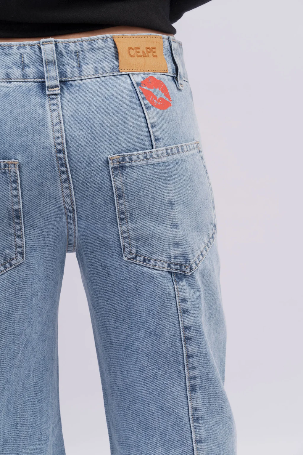 Jeans Corte Recto Con Bolsillos Centrales En Tono Azul Y Besos Aplicados