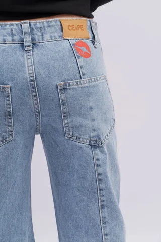 Jeans Corte Recto Con Bolsillos Centrales En Tono Azul Y Besos Aplicados - Vista 6